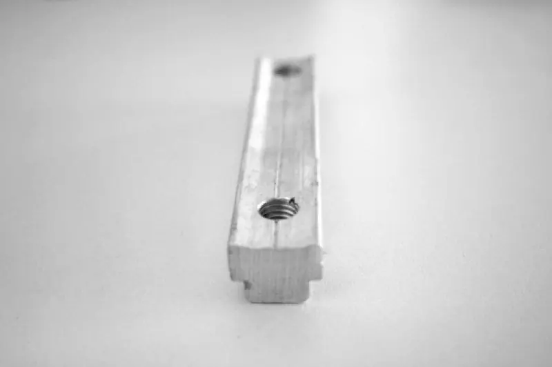 Abverkauf Gewindeschiene M8 98 x 14mm